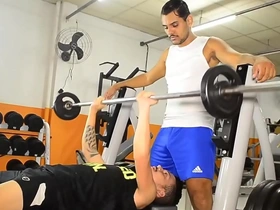 Fitness trainer gets a blow job from a horny client in the gym